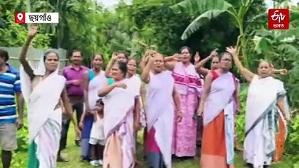 পথ নিৰ্মাণৰ নামত ব্যাপক অনিয়ম সংঘটিতৰ অভিযোগ, ৰাজপথলৈ ওলাল ক্ষুব্ধ মহিলা
