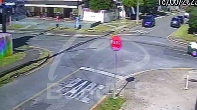 Motorista avança preferencial, atinge furgão e causa capotamento no Capão Raso; câmera flagra acidente