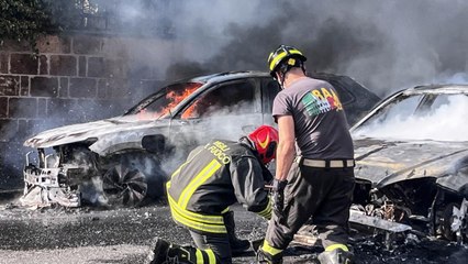 Auto a fuoco alla Balduina, le fiamme investono altre tre vetture. Nonno e nipote salvi