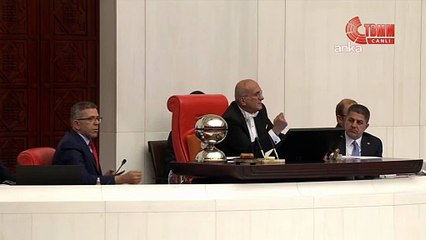 TBMM Katip Üyesi Öztürk, Divan kürsüsüne vurup Meclis Başkanvekili'ne tepki gösterdi