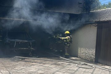 Se incendia auto al interior de una cochera en San Pedro