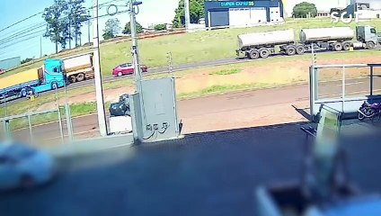 Carro cai em canaleta após colidir e ser arrastado por caminhão na BR-277 em Cascavel