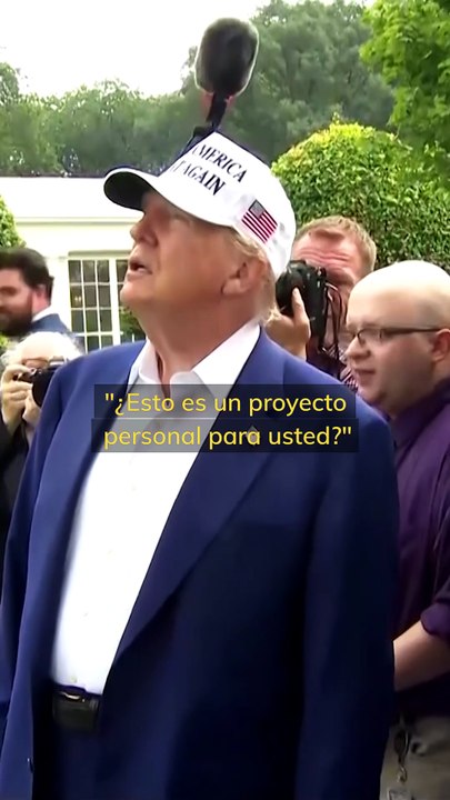 Trump instala enormes mástiles de bandera en los jardines de la Casa Blanca