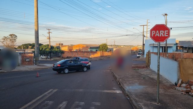 Acidente entre carros é registrado no Bairro Interlagos em Cascavel
