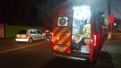 Casal cai de moto e fica ferido no Centro de Cascavel