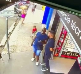 Criança assusta homens com cobra de brinquedo e vídeo viraliza nas redes