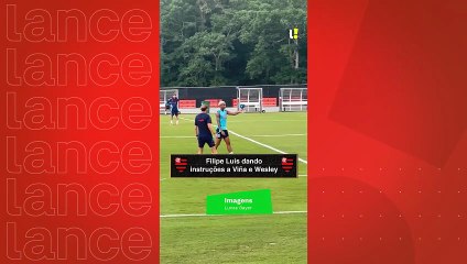 Filipe Luís orienta Wesley e Viña no treino do Flamengo