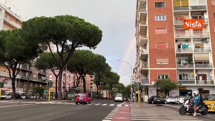 Un bellissimo arcobaleno prima singolo e poi doppio su via Prenestina, Roma dopo un breve acquazzone