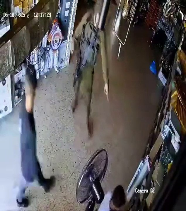 Aujourd'hui, des militaires israéliens ont été enregistrés par une caméra de surveillance alors qu'ils se livraient à des actes de violence envers des enfants palestiniens dans le village de Maghayir, en Cisjordanie occupée.