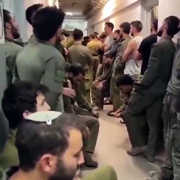 Des soldats israéliens, réfugiés dans un abri anti-missiles, chantent une prière en attendant que les missiles iraniens cessent de tomber.