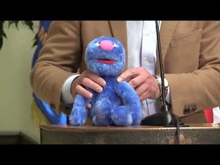 Diputado Gaspar Rivas presenta muñeco comparándolo con Presidente Boric