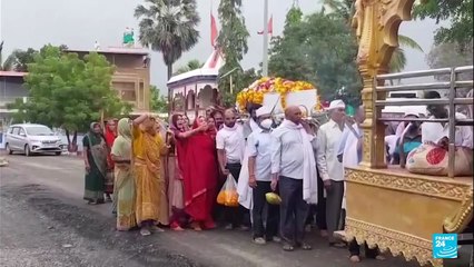 Único sobreviviente de accidente aéreo en India vela a su hermano fallecido