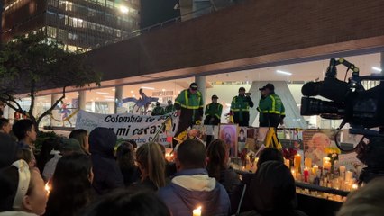 Rezos y peregrinos en el hospital de Bogotá donde Miguel Uribe lucha por su vida