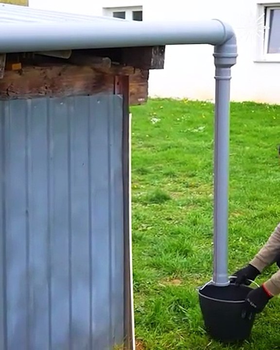 Installing a roof drainage pipe!💯