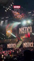 COMO EN LOS VIEJOS TIEMPOS 😍🔥 Así canta a todo pulmón la mítica entrada del Principe de Oro y Plata con la canción de Me Muero