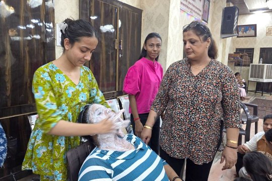 166 बालिकाएं और महिलाएं सीख रही जीवनोपयोगी हुनर