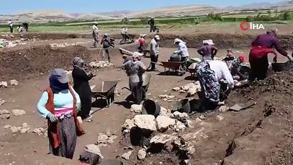 Evde pirinçten taş ayıklıyorlardı şimdi arkeolojik kazılarda buluntu ve veri ayıklıyorlar!