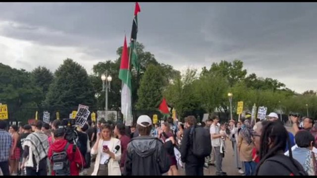 Protesta davanti alla Casa Bianca: No new war in The Middle East