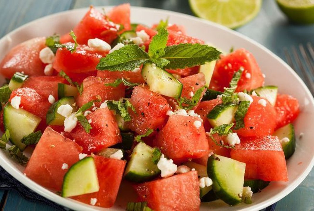 Recette anticanicule : cette salade à la pastèque, à faire en 5 min avec 5 ingrédients, est parfaite pour se rafraîchir cet été