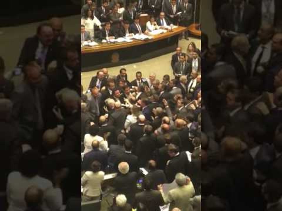 Confusão na votação da denúncia contra Temer