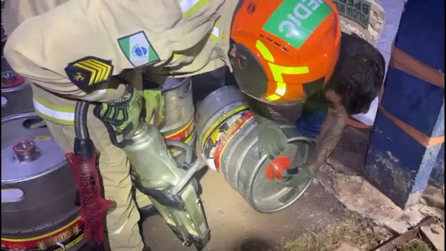 PF e BPFron interceptam caminhão com carga milionária de celulares ocultos em barris de chope