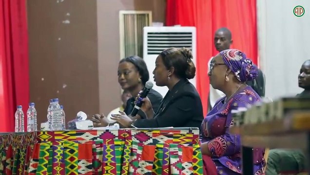 La caravane « Top Modèle » sensibilise les jeunes filles sur les droits de la femme et l’égalité des sexes au Lycée Mamie Adjoua de Yamoussoukro.