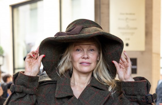 Pamela Anderson quer ‘desafiar padrões de beleza' ao deixar de usar maquiagem