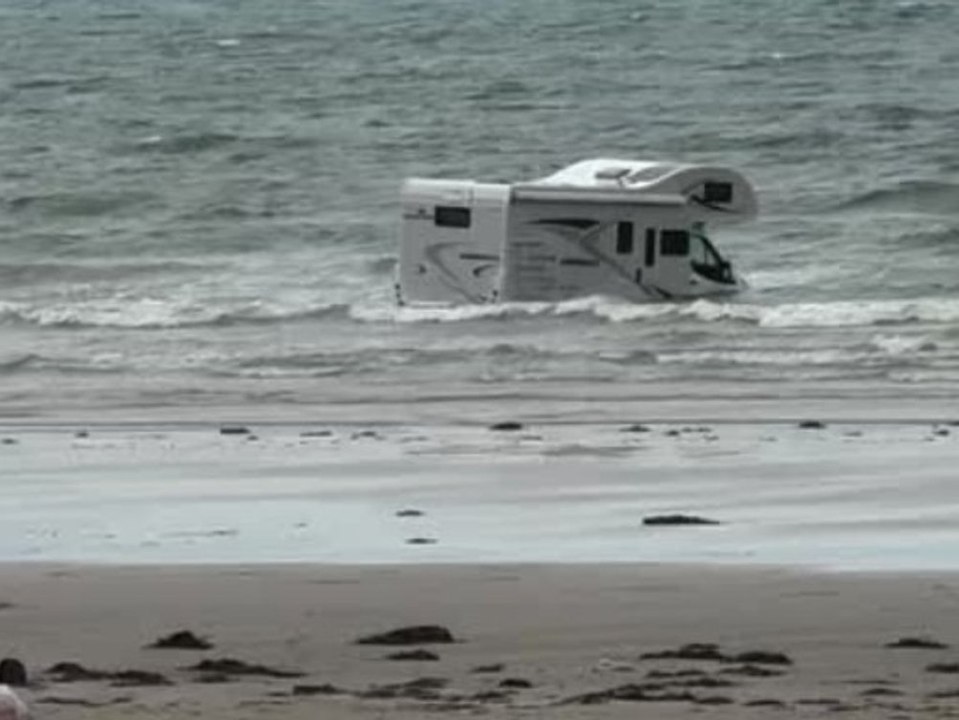 Falsch geparkt: camper geht baden