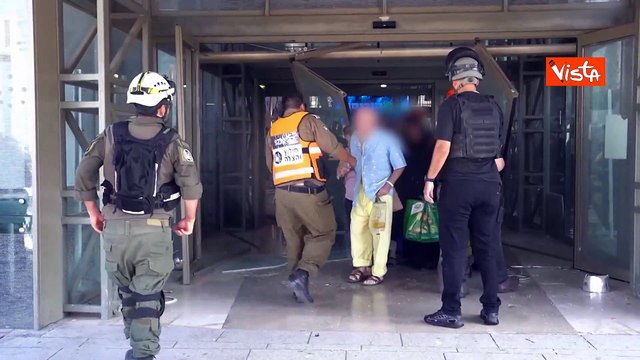 Bombardamenti iraniani a Holon, vicino a Tel Aviv, le immagini dei soccorsi