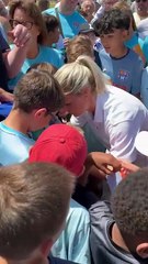 Eugénie Le Sommer a signé des dizaines d'autographes à Dieppe