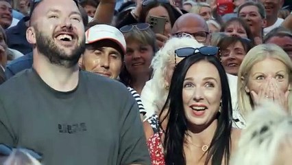 Watch moment Take That star pauses Yorkshire show as man pops question to partner - and she says yes