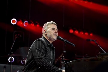 Gary Barlow Pauses Concert to Say 'Yes' to Surprise Marriage Proposal 💍