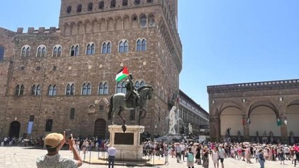 Firenze, Cosimo I con la bandiera della Palestina