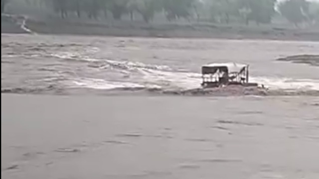 नदी के बहाव में फंसा ट्रैक्टर, चालक सहित बहा