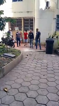 Vídeo mostra transferência de chinês acusado de jogar jovem a cães