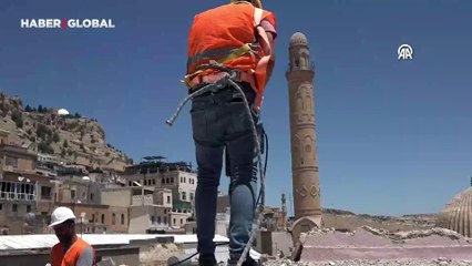 Tarihi kent Mardin'in dokusunu bozan betonarme binaların yıkımı sürüyor