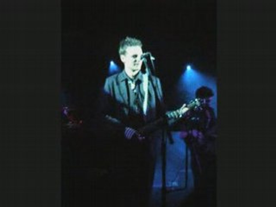 Jeune orpheline au cimetiere