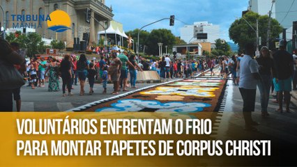 Voluntários enfrentam o frio para montar tapetes de Corpus Christi no ES