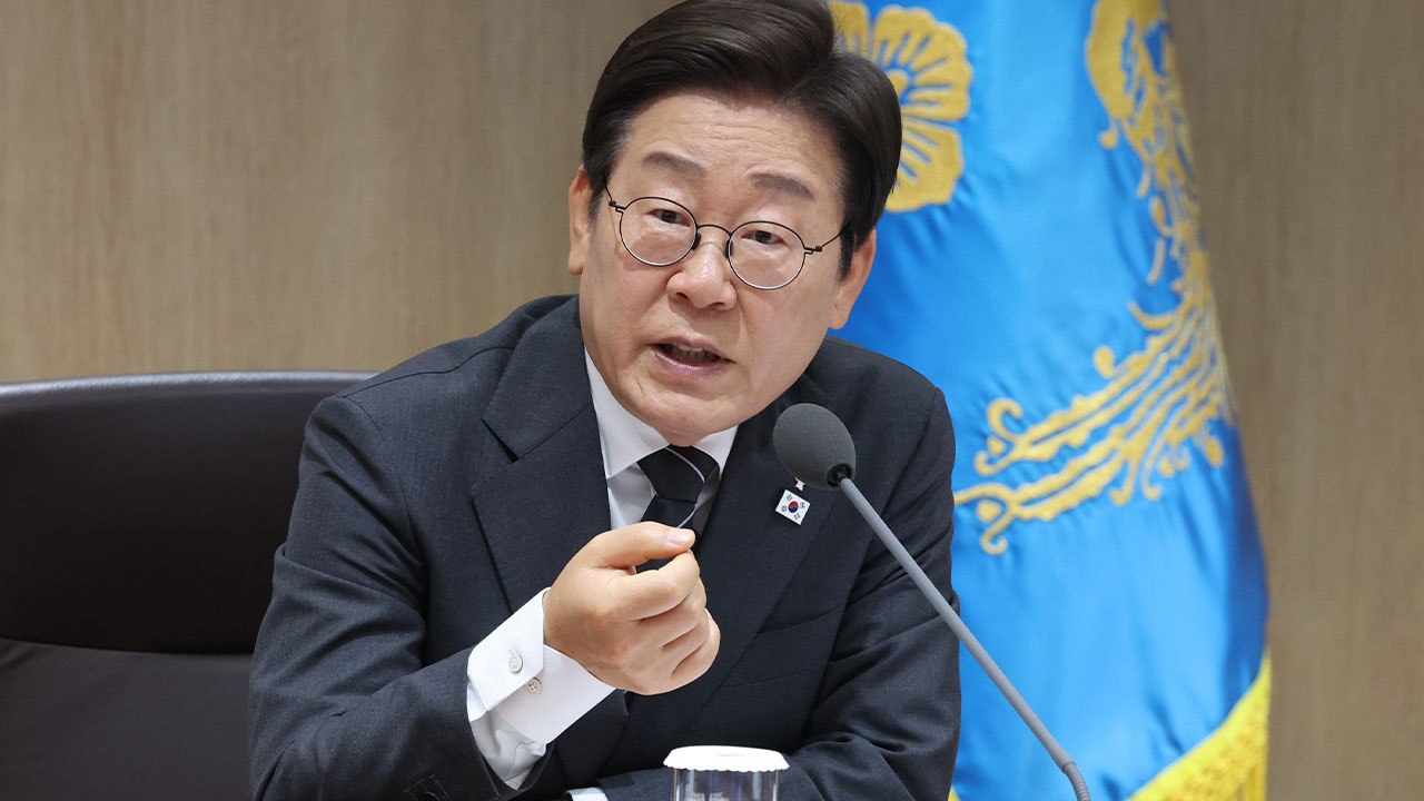 이 대통령 "경제 침체 너무 심해...국가 재정 사용할 때" / YTN