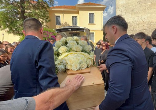 Lacrime e dolore al funerale di Mariano Olla, morto annegato a 16 anni durante una festa