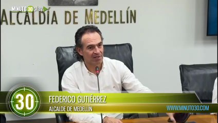 Alcalde de Medellín condecoró a la auxiliar de Policía que salvó a una mujer en el Metro
