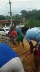 Casa desaba em cima de oficina na RMS; pessoa está soterrada