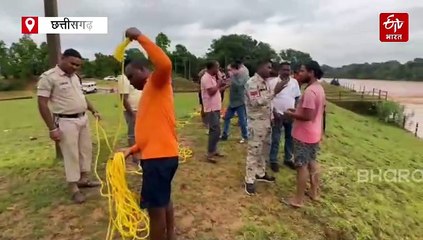 पानी की तेज धार में फंसा ट्रैक्टर, ड्राइवर को रेस्क्यू करने के लिए पहुंची एसडीआरएफ की टीम