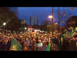 "Lula ladrão, teu lugar é na prisão"