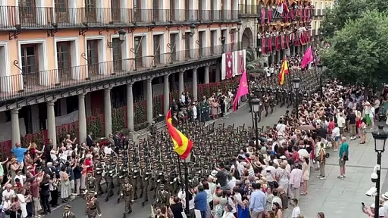 Desfile militar por la plaza de Zocodover.