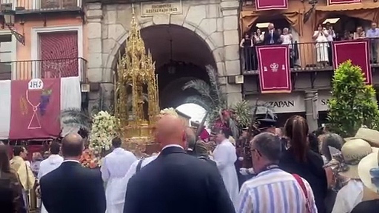 Autoridades y Fuerzas y Cuerpos de Seguridad desfilan en la procesión del Corpus 2025