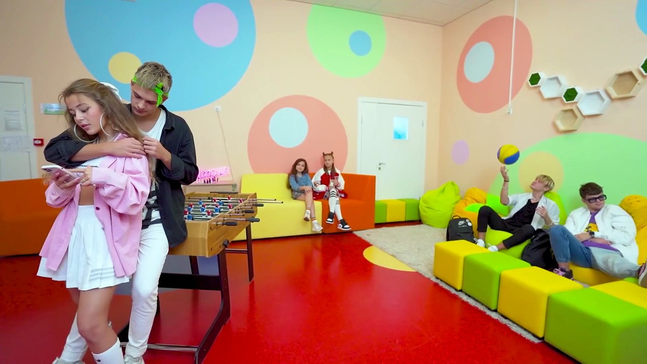 Qui devrait être expulsé du campus? Amitié contre amour 💔 | KiKiDo Campus