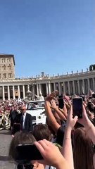 Papa León XIV demuestra su amor por los Medias Blancas en El Vaticano