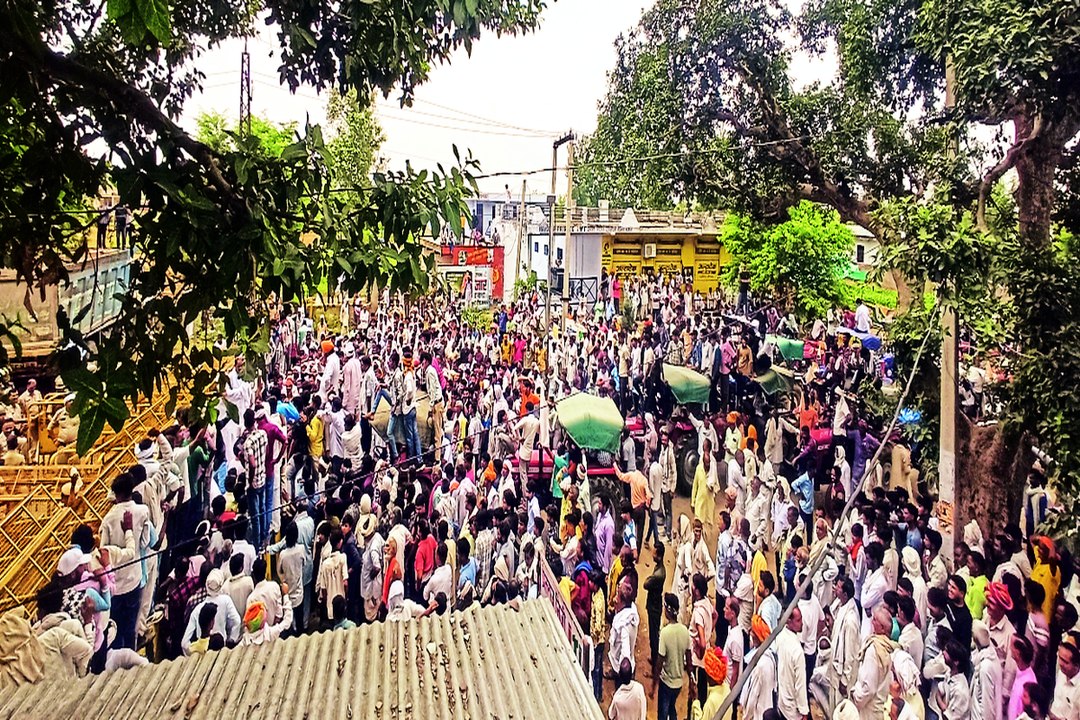 पानी को लेकर बवाल : सात घंटे प्रदर्शन, किसानों का दावा सिलीसेढ़ में नहीं होगी बोरिंग ... देखें वीडियो ...