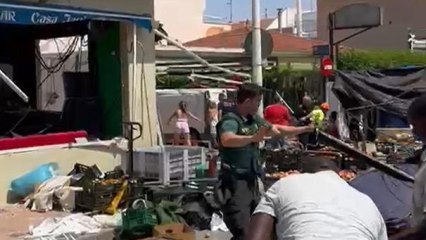 Un agente de la Guardia Civil trata de evitar que la gente se acerque a Casa Javi, después de la explosión.